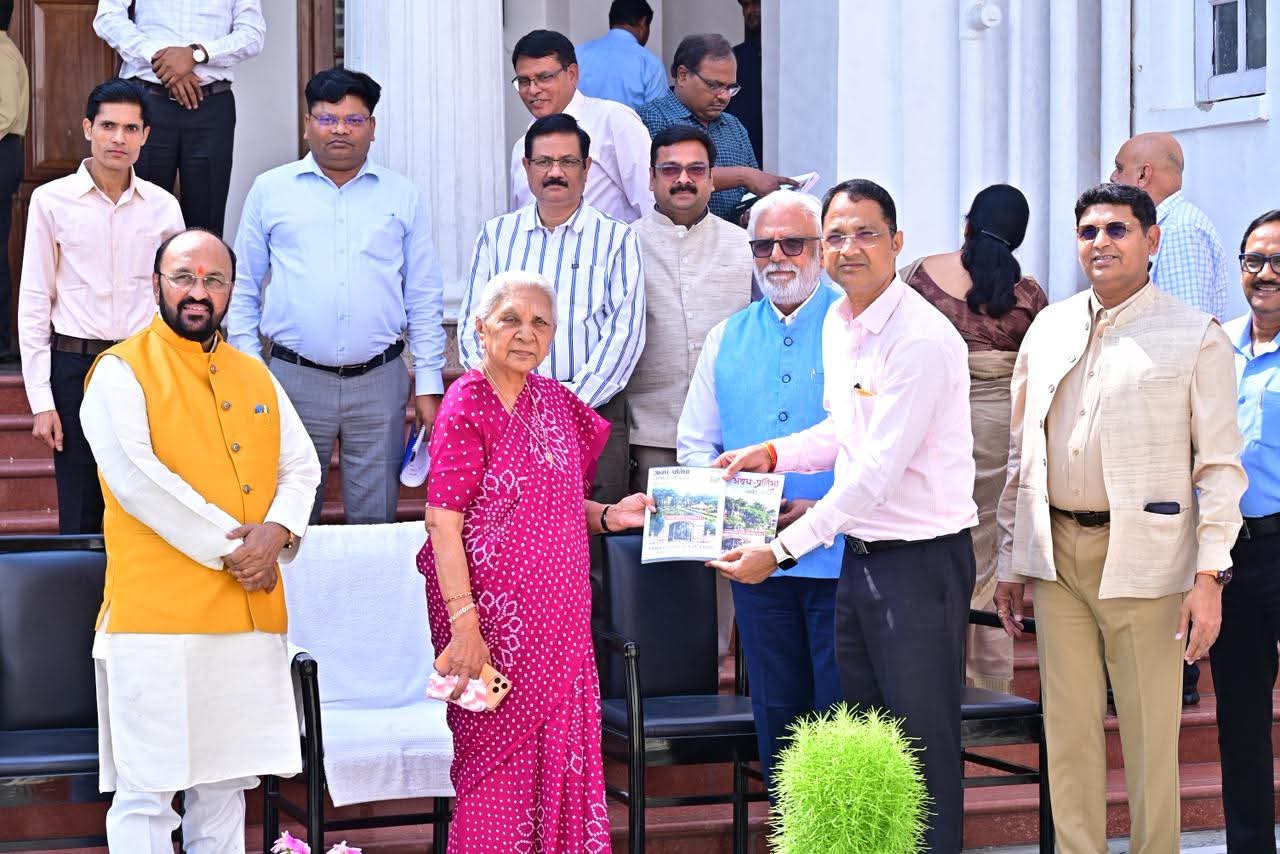 स्नातकोत्तर महाविद्यालय, पट्टी, प्रतापगढ़ के लिए आज का दिन गौरवपूर्ण रहा, उत्तर प्रदेश की राज्यपाल एवं राज्य विश्वविद्यालयों की कुलाधिपति श्रीमती आनंदीबेन पटेल की अध्यक्षता में आज गांधी सभागार, जन भवन में प्रो. राजेन्द्र सिंह (रज्जू भैया) विश्वविद्यालय, प्रयागराज से संबद्ध शासकीय एवं वित्तपोषित महाव