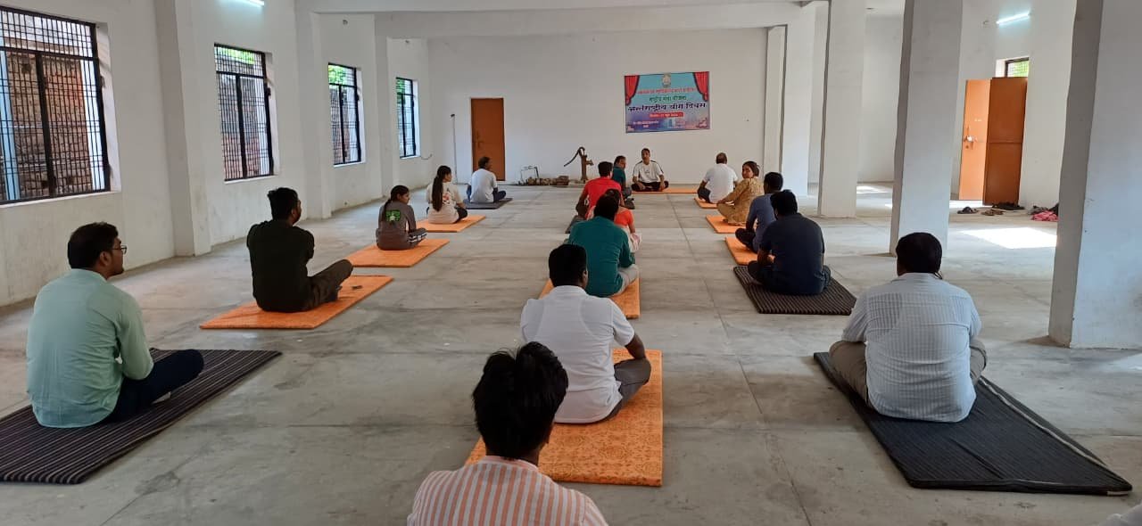 अंतरराष्ट्रीय योग दिवस के अवसर पर स्नातकोत्तर महाविद्यालय, पट्टी प्रतापगढ़ में व्यापक योगाभ्यास आयोजित किया गया। कार्यक्रम में महाविद्यालय के प्राचार्य, सभी प्राध्यापक तथा एनएसएस और एनसीसी के छात्र-छात्राओं ने भाग लिया। सहभागीयों ने सूर्यनमस्कार, पद्मासन, शीर्षासन, कपालभाति सहित विभिन्न योगासन और प्