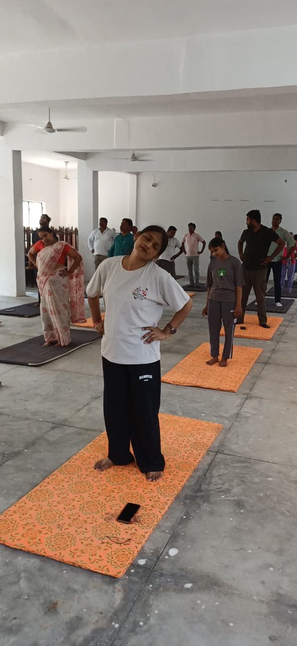 अंतरराष्ट्रीय योग दिवस के अवसर पर स्नातकोत्तर महाविद्यालय, पट्टी प्रतापगढ़ में व्यापक योगाभ्यास आयोजित किया गया। कार्यक्रम में महाविद्यालय के प्राचार्य, सभी प्राध्यापक तथा एनएसएस और एनसीसी के छात्र-छात्राओं ने भाग लिया। सहभागीयों ने सूर्यनमस्कार, पद्मासन, शीर्षासन, कपालभाति सहित विभिन्न योगासन और प्