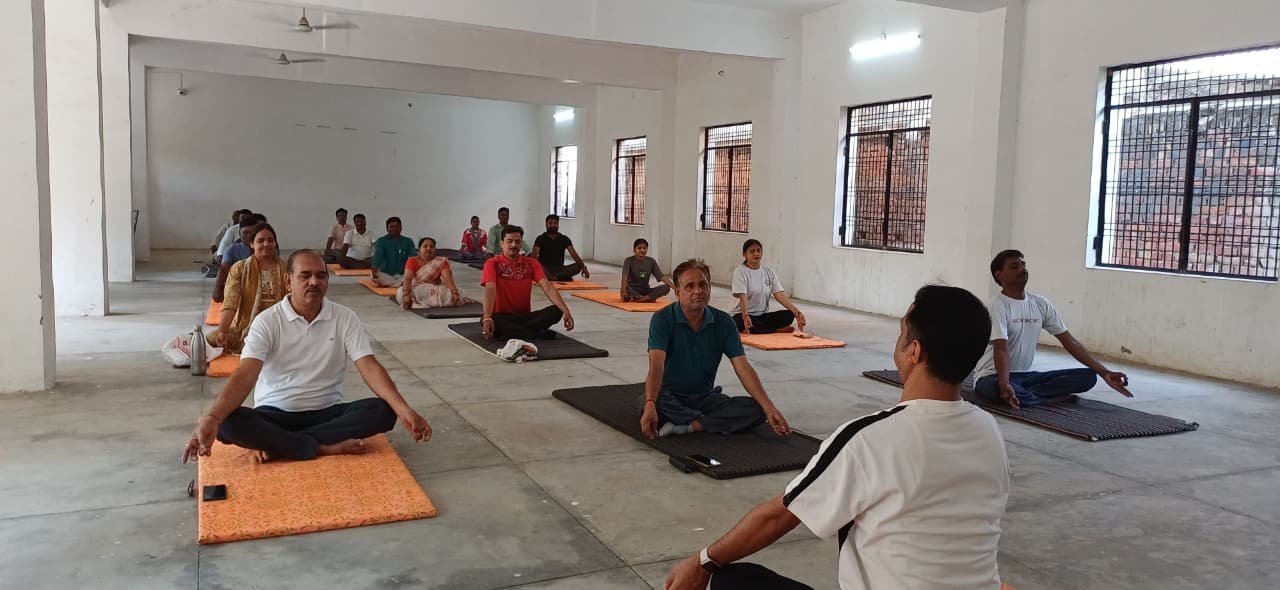 अंतरराष्ट्रीय योग दिवस के अवसर पर स्नातकोत्तर महाविद्यालय, पट्टी प्रतापगढ़ में व्यापक योगाभ्यास आयोजित किया गया। कार्यक्रम में महाविद्यालय के प्राचार्य, सभी प्राध्यापक तथा एनएसएस और एनसीसी के छात्र-छात्राओं ने भाग लिया। सहभागीयों ने सूर्यनमस्कार, पद्मासन, शीर्षासन, कपालभाति सहित विभिन्न योगासन और प्