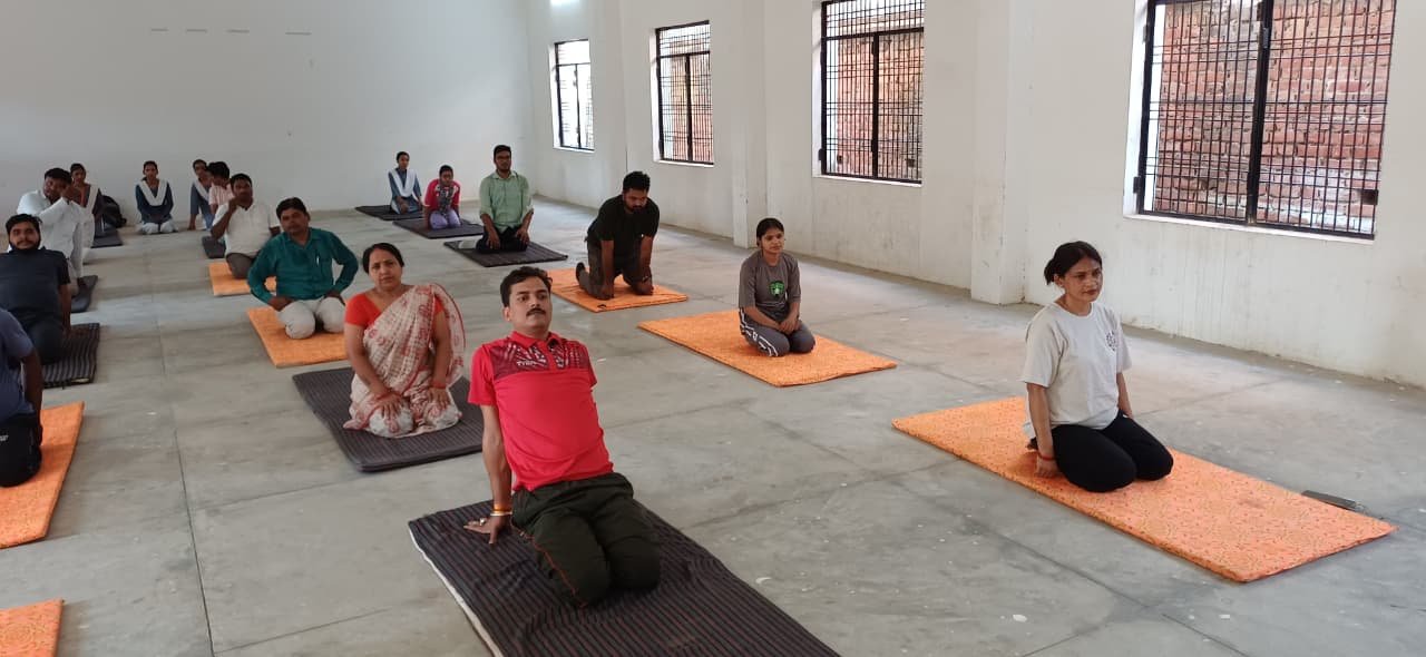 अंतरराष्ट्रीय योग दिवस के अवसर पर स्नातकोत्तर महाविद्यालय, पट्टी प्रतापगढ़ में व्यापक योगाभ्यास आयोजित किया गया। कार्यक्रम में महाविद्यालय के प्राचार्य, सभी प्राध्यापक तथा एनएसएस और एनसीसी के छात्र-छात्राओं ने भाग लिया। सहभागीयों ने सूर्यनमस्कार, पद्मासन, शीर्षासन, कपालभाति सहित विभिन्न योगासन और प्