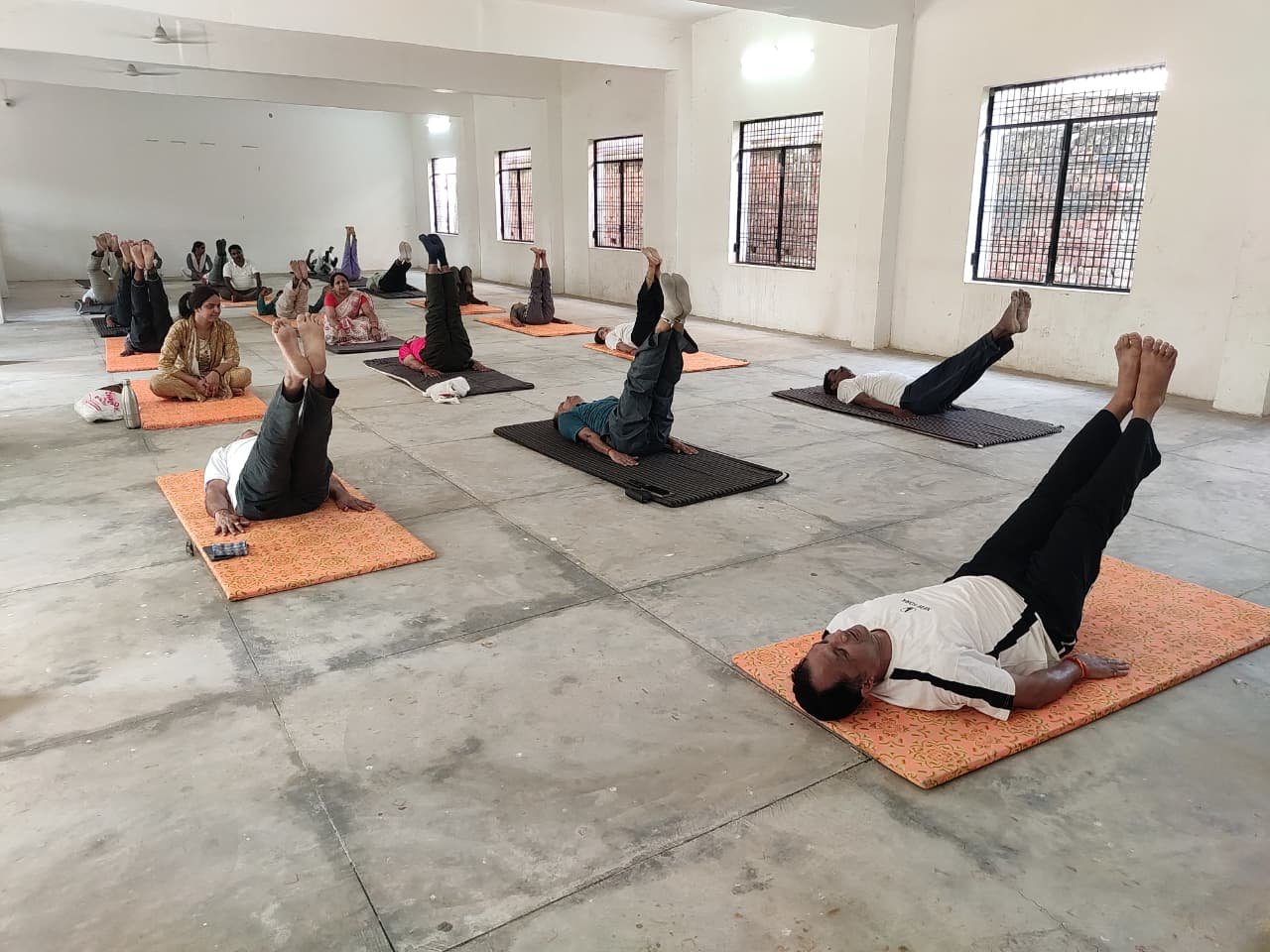 अंतरराष्ट्रीय योग दिवस के अवसर पर स्नातकोत्तर महाविद्यालय, पट्टी प्रतापगढ़ में व्यापक योगाभ्यास आयोजित किया गया। कार्यक्रम में महाविद्यालय के प्राचार्य, सभी प्राध्यापक तथा एनएसएस और एनसीसी के छात्र-छात्राओं ने भाग लिया। सहभागीयों ने सूर्यनमस्कार, पद्मासन, शीर्षासन, कपालभाति सहित विभिन्न योगासन और प्