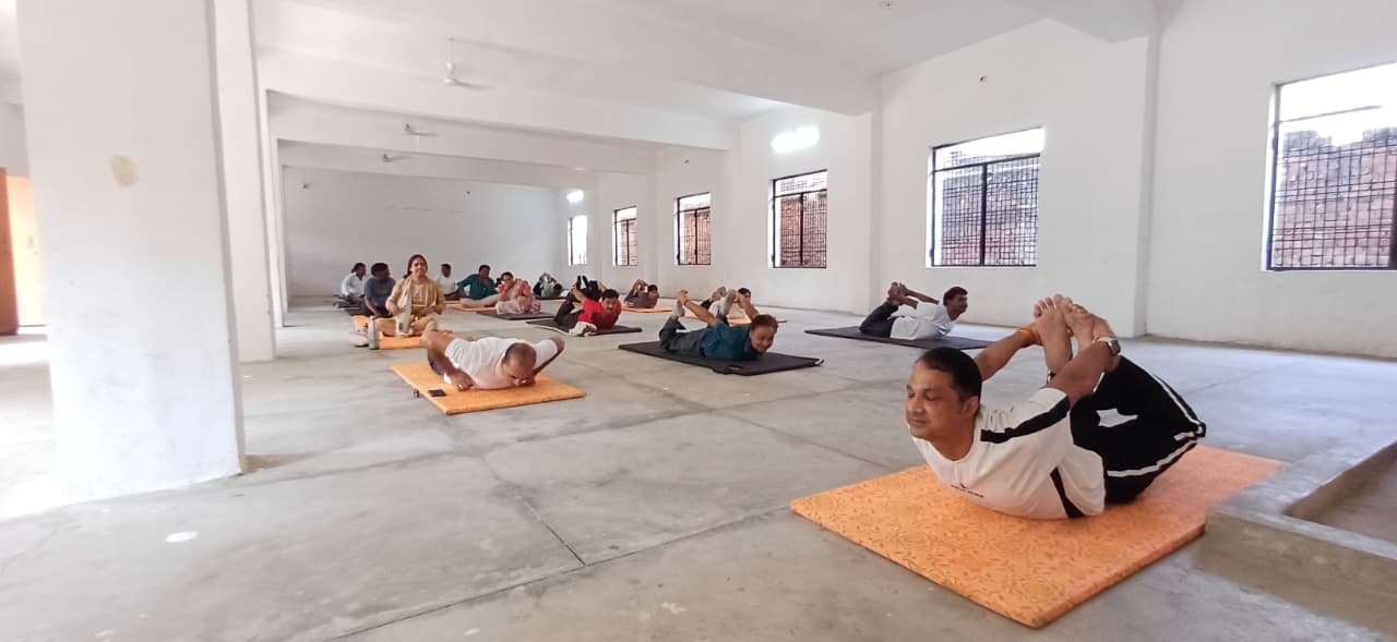 अंतरराष्ट्रीय योग दिवस के अवसर पर स्नातकोत्तर महाविद्यालय, पट्टी प्रतापगढ़ में व्यापक योगाभ्यास आयोजित किया गया। कार्यक्रम में महाविद्यालय के प्राचार्य, सभी प्राध्यापक तथा एनएसएस और एनसीसी के छात्र-छात्राओं ने भाग लिया। सहभागीयों ने सूर्यनमस्कार, पद्मासन, शीर्षासन, कपालभाति सहित विभिन्न योगासन और प्