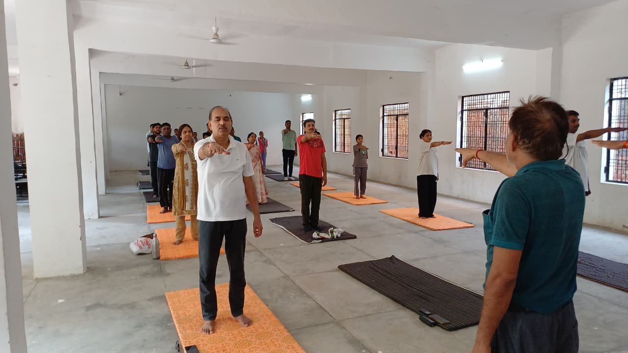 अंतरराष्ट्रीय योग दिवस के अवसर पर स्नातकोत्तर महाविद्यालय, पट्टी प्रतापगढ़ में व्यापक योगाभ्यास आयोजित किया गया। कार्यक्रम में महाविद्यालय के प्राचार्य, सभी प्राध्यापक तथा एनएसएस और एनसीसी के छात्र-छात्राओं ने भाग लिया। सहभागीयों ने सूर्यनमस्कार, पद्मासन, शीर्षासन, कपालभाति सहित विभिन्न योगासन और प्