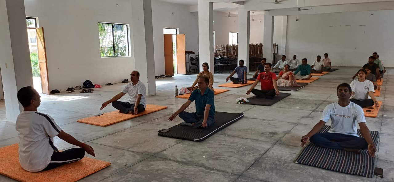 अंतरराष्ट्रीय योग दिवस के अवसर पर स्नातकोत्तर महाविद्यालय, पट्टी प्रतापगढ़ में व्यापक योगाभ्यास आयोजित किया गया। कार्यक्रम में महाविद्यालय के प्राचार्य, सभी प्राध्यापक तथा एनएसएस और एनसीसी के छात्र-छात्राओं ने भाग लिया। सहभागीयों ने सूर्यनमस्कार, पद्मासन, शीर्षासन, कपालभाति सहित विभिन्न योगासन और प्