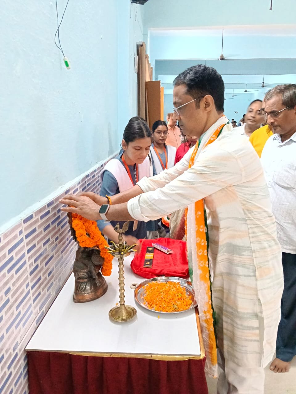 पट्टी, स्नातकोत्तर महाविद्यालय, पट्टी, प्रतापगढ़ — 15 अगस्त 2026: आज दिनांक 15 अगस्त 2026 को महाविद्यालय में 80वाँ स्वतंत्रता दिवस हर्षोल्लास के साथ मनाया गया। कार्यक्रम का शुभारंभ प्राचार्य प्रो. अखिलेश कुमार पांडेय द्वारा ध्वजारोहण कर किया गया। तत्पश्चात उपस्थित सभी प्राध्यापकों, कर्मचारियों एवं छ